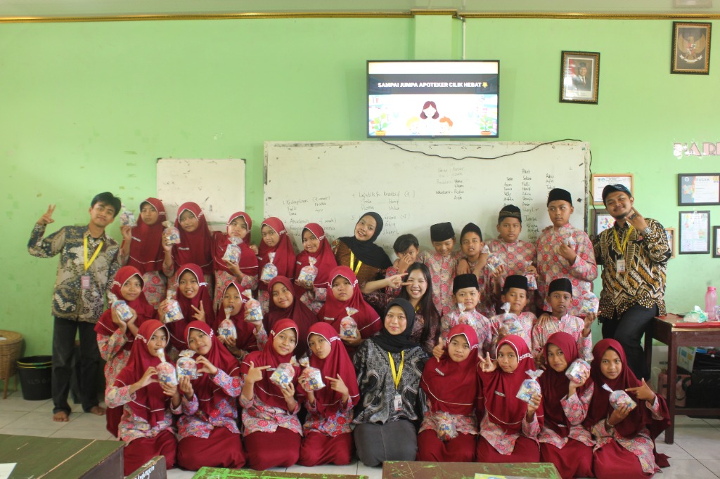 Kegiatan Apoteker Cilik di SDIT Al Wakil Wonoanti oleh KKN-PPM UGM 2026