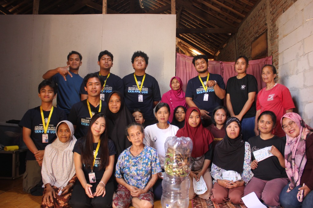 Pelatihan Komposter Galon Bekas BIOGAL di Dusun Bulih oleh KKN-PPM UGM 2026