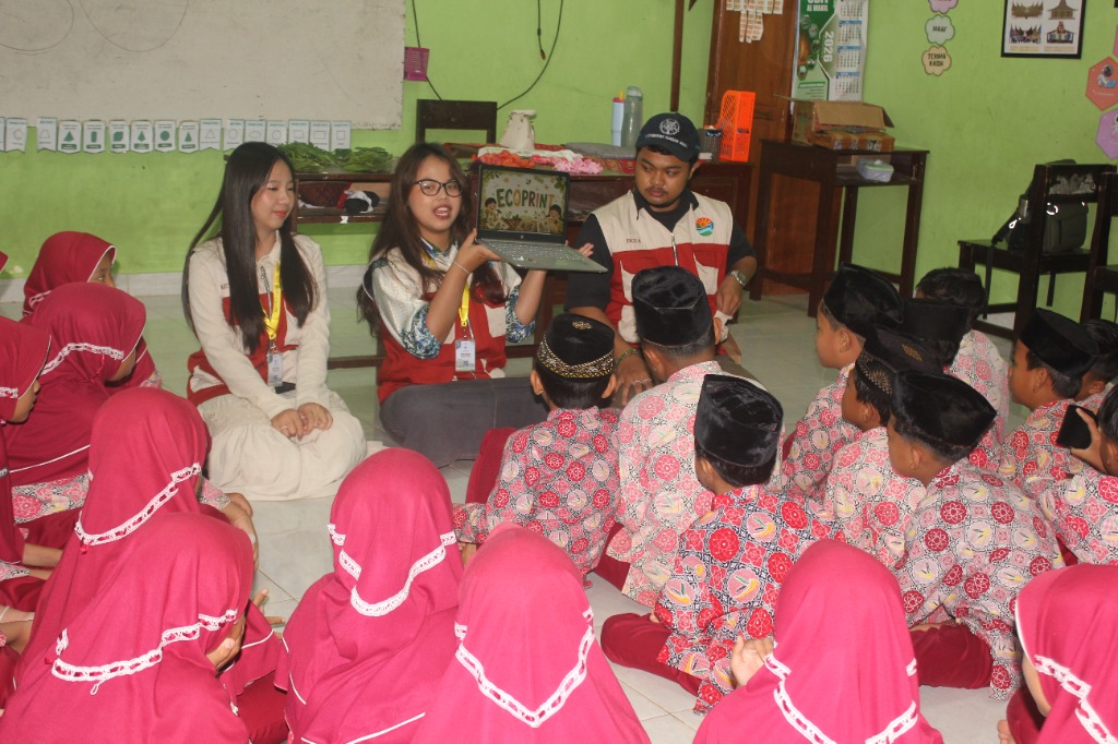 Pelatihan Ecoprint di SD IT Al-Wakil oleh KKN-PPM UGM 2026