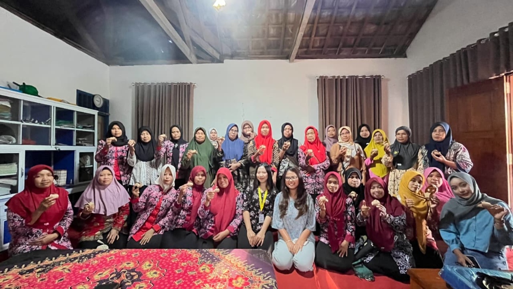 Pelatihan Lilin Aromaterapi Minyak Jelantah oleh KKN-PPM UGM 2026
