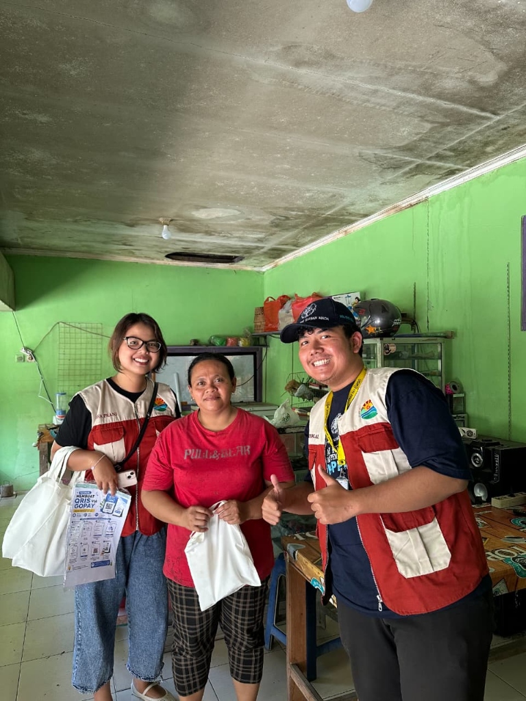 Edukasi QRIS dan Pembayaran Digital door-to-door oleh KKN-PPM UGM 2026