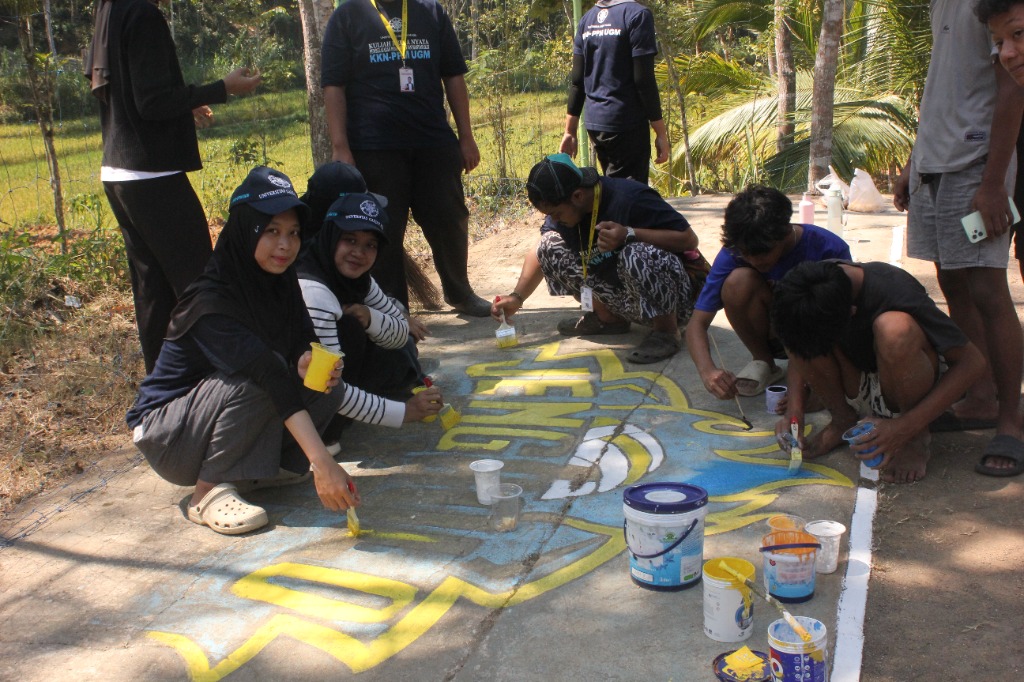 Kegiatan Gotong Royong Revitalisasi Lapangan Voli Desa Duren oleh KKN-PPM UGM 2026